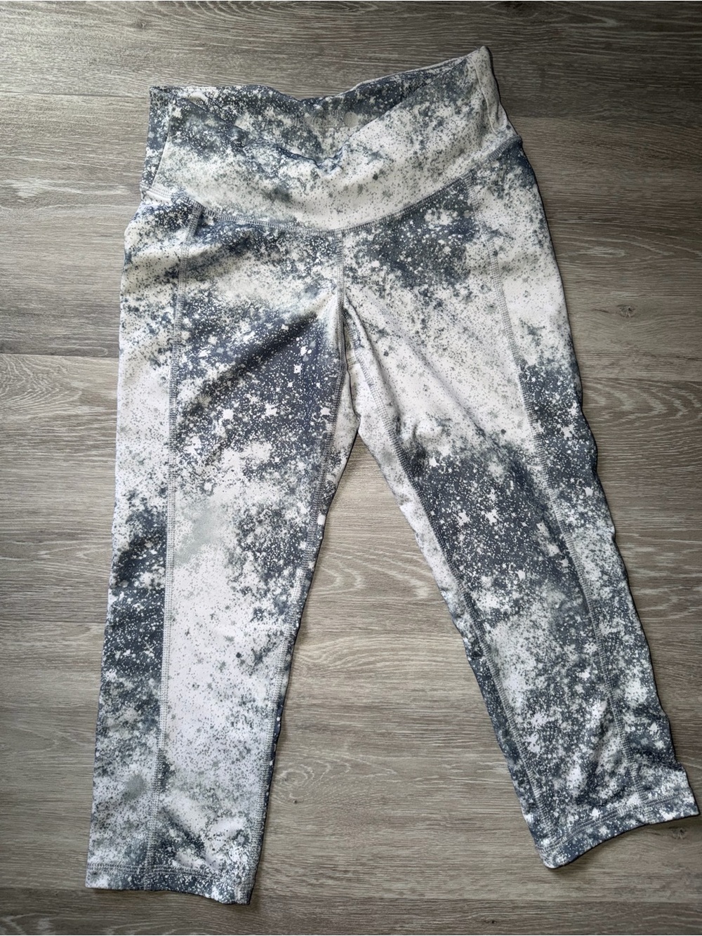 Women’s Tie-Dye Active Capri Leggings - Gray and White